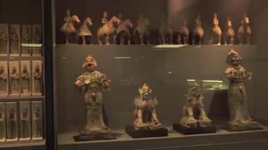 Orta Asya 'daki Gokturk mezar heykelleri. Goktürkler, Göksel Türkler veya Mavi Türkler, ortaçağ İç Asya 'sında yaşayan göçebe bir Türk konfederasyonudur. Bumin Qaghan Türk Kağan Orkhon Moğolistan 4K at heykeli heykel veya balon müzesi