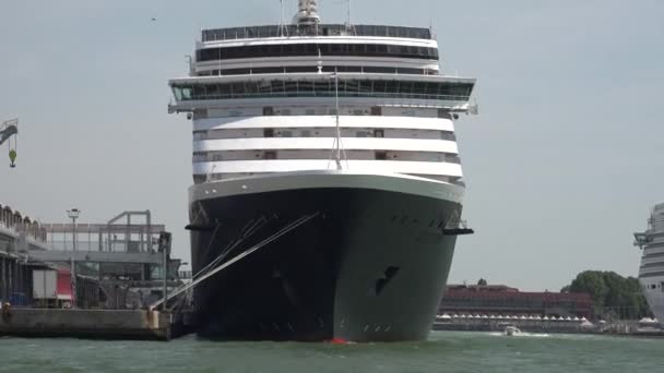 Riesiges Kreuzfahrtschiff Wartet Hafen Größte Kreuzfahrtschiffe Bruttotonnage Größer Hafen Passagier — Stockvideo