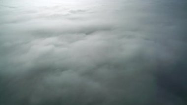 Sinema 8K 7680x4320. Dağ zirvesinden bulutların üstünde. Geniş bir manzara bulutu. Bulut tabakası. Sis denizi oluşmuştur. Sisli, nemli, sisli, yüksek irtifada görülür. Bulutlu, güneşli, çok katmanlı ve çok katmanlı bir zaman atlaması. Muhteşem.