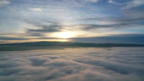 Cinématique 8K 7680x4320.Standard lever de soleil nuages mouvements dans le ciel matinal.Météo dans le climat de haute altitude peut être utilisé comme arrière-plan pour tous les films documentaires. .