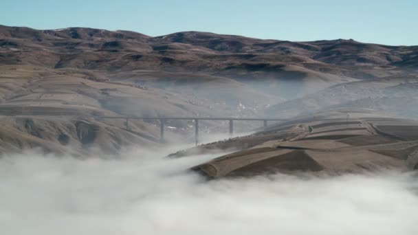 Cinemática 7680X4320 Puente Autopista Sobre Las Nublas Valle Bajo Puente — Vídeos de Stock