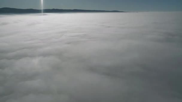 Cinématique 8K 7680x4320.Au-dessus des nuages depuis le sommet de la montagne.Vaste nuage de paysage au-dessus. Une mer de brouillard se forme stratus.Foggy brouillard humide pic brumeux vue haute altitude.Nuageux mixte ensoleillé multi-niveaux time lapse nature.Gorgeous spectaculaire 
