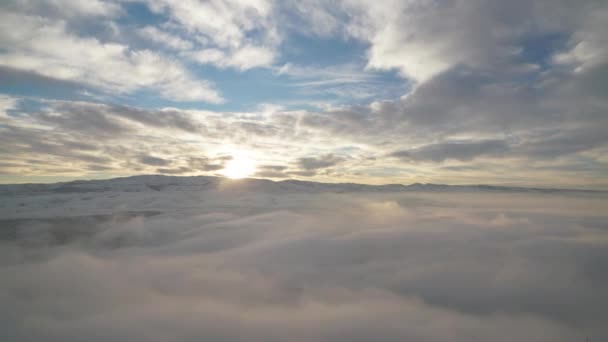 Cinématique 8K 7680x4320.Standard lever de soleil nuages mouvements dans le ciel matinal.Météo dans le climat de haute altitude peut être utilisé comme arrière-plan pour tous les films documentaires. .
