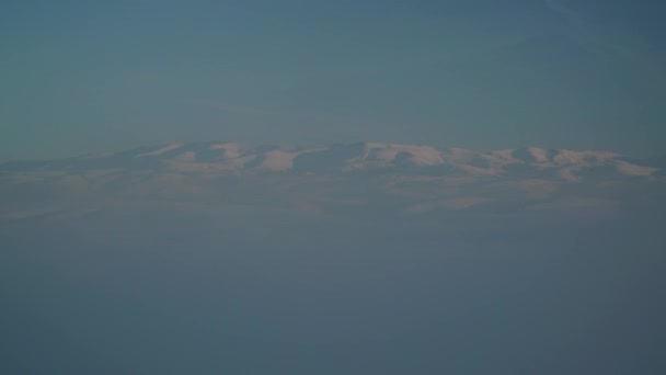 Filmreife 7680X4320 Abend Auf Schneebedeckten Bergen Gibt Sendemasten Der Spitze — Stockvideo