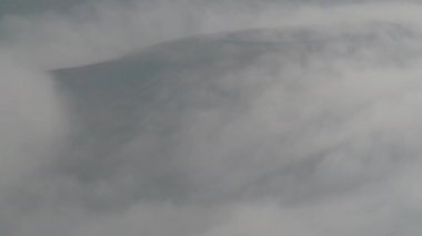Sinematik 8K 7680x4320. Muhteşem bir meteorolojik olay. Akan şelale bulutları çok enderdir. Sis havada asılı duran görünür bulut damlacıklarından oluşur..