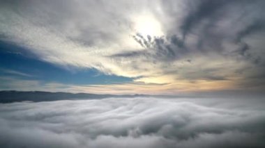 Sinema 8K 7680x4320.Bulut zaman atlamasının iki farklı katmanı. Dağ zirvesinden bulutların üzerinde. Geniş bir manzara. Sis denizi Stratus 'tan oluşur. Foggy Valley Mount Doğa Tepesi muhteşem bir güzellik.8K
