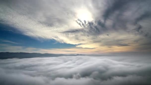 Sinema 7680X4320 Bulut Zaman Atlamasının Iki Farklı Katmanı Dağ Zirvesinden — Stok video