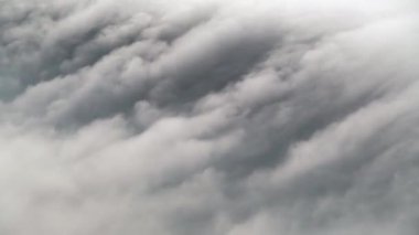 Sinematik 8K 7680x4320. Muhteşem bir meteorolojik olay. Akan şelale bulutları çok enderdir. Sis havada asılı duran görünür bulut damlacıklarından oluşur..