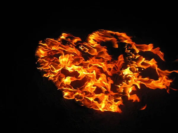 Corazón de fuego sobre el fondo negro . — Foto de Stock