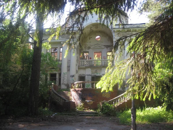 Ruined building with trees — Stock Photo, Image