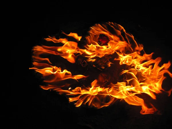 Tűz Szív Fekete Háttér Rózsával — Stock Fotó