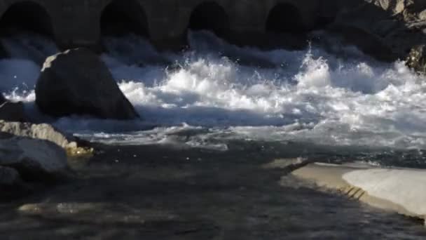 Річка Проходу Через Населення Джановас Собарабба Арагон Іспанії — стокове відео