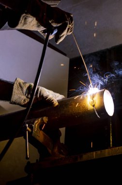 Demirde kaynak ve kesim yapan bir şirketin işletmecisi.