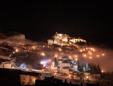Huesca Aragon İspanya 'sındaki Alquzar nüfusunun içinden yürü