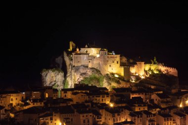 Huesca Aragon İspanya 'sındaki Alquzar nüfusunun içinden yürü