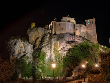Huesca Aragon İspanya 'sındaki Alquzar nüfusunun içinden yürü