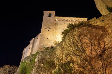Huesca Aragon İspanya 'sındaki Alquzar nüfusunun içinden yürü