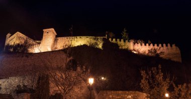 Huesca Aragon İspanya 'sındaki Alquzar nüfusunun içinden yürü