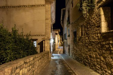 Huesca Aragon İspanya 'sındaki Alquzar nüfusunun içinden yürü