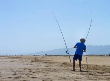 Sörf çubuğuyla balıkçılık günü deltebre katalonya İspanya sahilinde