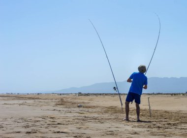 Sörf çubuğuyla balıkçılık günü deltebre katalonya İspanya sahilinde