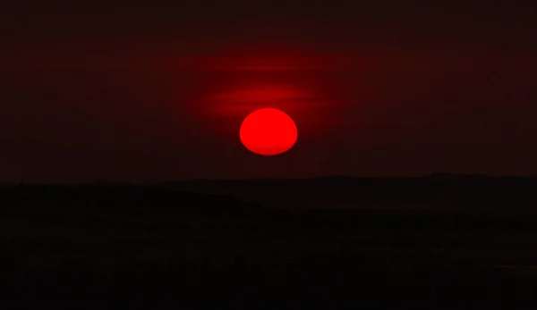 Красное Солнце Над Городом Закате — стоковое фото