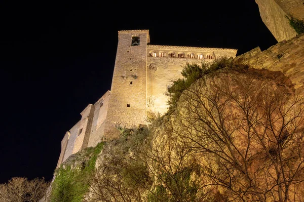 Huesca Aragon İspanya 'sındaki Alquzar nüfusunun içinden yürü