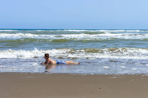 Dítě Strávit Den Pláži Hrát Mořskou Vodou — Stock fotografie