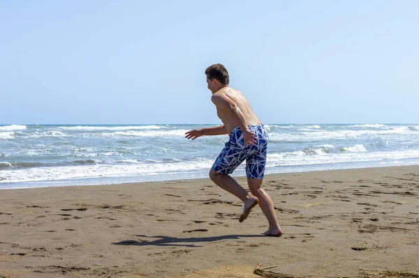 Criança Passando Dia Praia Brincando Com Água Mar — Fotografia de Stock