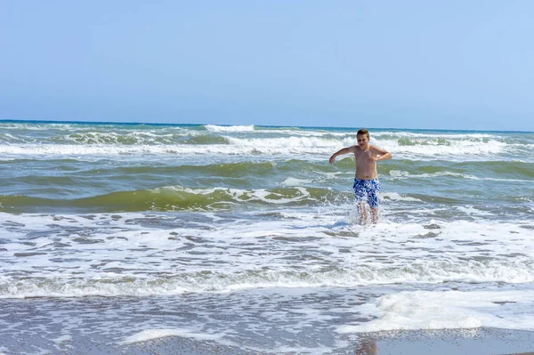 Criança Passando Dia Praia Brincando Com Água Mar — Fotografia de Stock