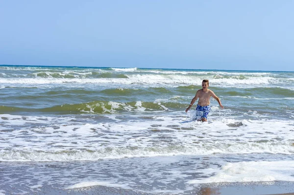 Criança Passando Dia Praia Brincando Com Água Mar — Fotografia de Stock
