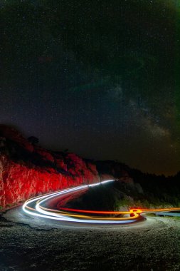 Dağlardaki yol gece görüşü