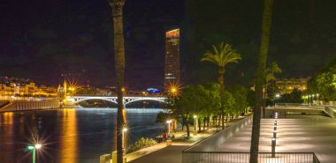 Barselona şehrinin gece manzarası