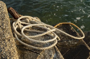 Sahildeki bir ipe yaklaş.