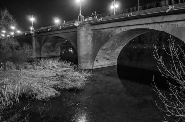 Londra 'da nehir üzerindeki köprü.