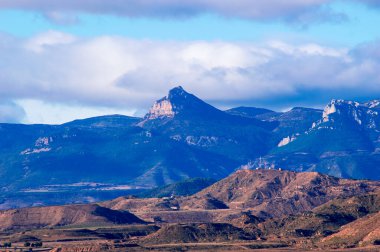 Huesca arka planında Roldán ile Montearagon Kalesi manzarası