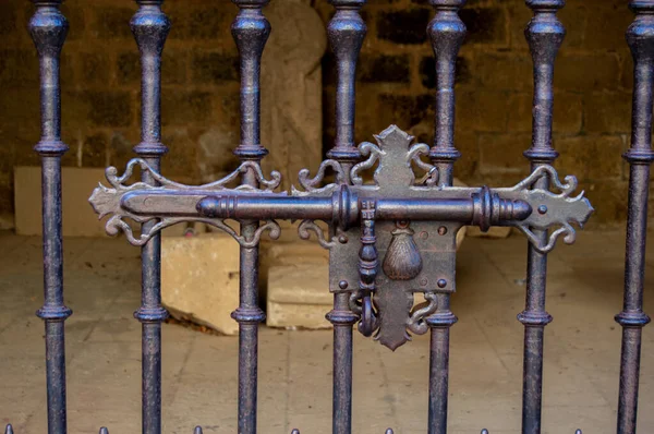 Velha Porta Enferrujada Metal Uma Igreja — Fotografia de Stock