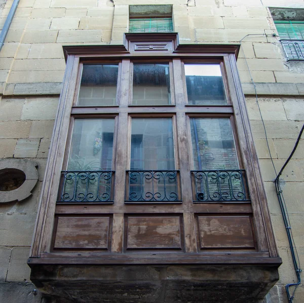 Старое Деревянное Окно Голубой Дверью — стоковое фото