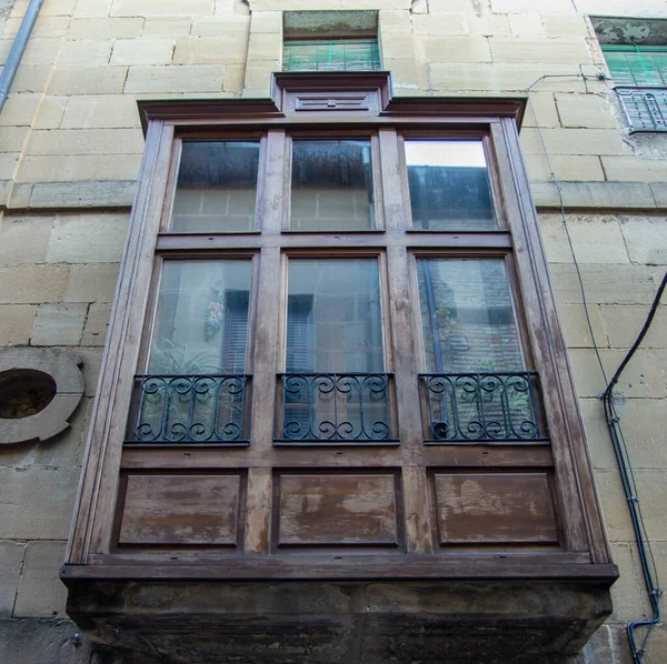 Vieja Ventana Madera Con Una Puerta Azul — Foto de Stock