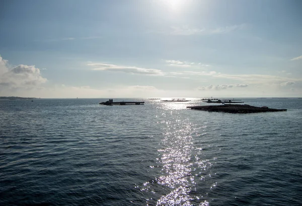 Deniz ve gökyüzü manzarası. Arousa 'nın haliçlerindeki midye çiftlikleri. Denizde midye çiftliği