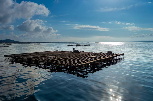 Красивый Кадр Деревянной Лодки Пирсе Пляже Морем Заднем Плане Мидийные Лицензионные Стоковые Изображения