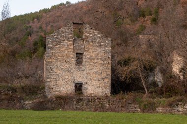 Huesca 'nın terk edilmiş köyü Lacort.