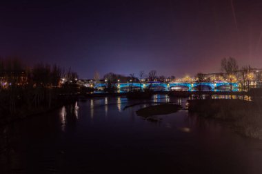 Geceleri Salamanca 'daki Enrique Estevan Köprüsü' nde nehir yansıması görülüyor.