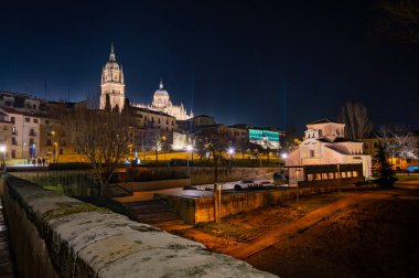 Salamanca geceleri nehirde yansıyor.