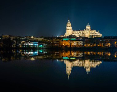 Salamanca geceleri nehirde yansıyor.