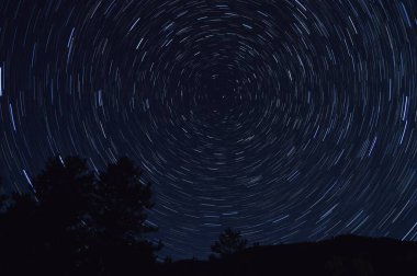 Yıldızlı ve yıldızlı gece göğü