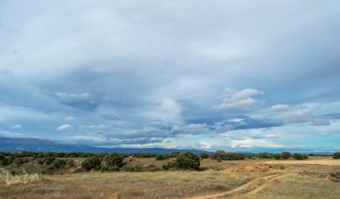 Gökyüzü bulutlarla dolu arazi manzarası
