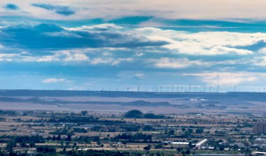 Gökyüzü bulutlarla dolu arazi manzarası