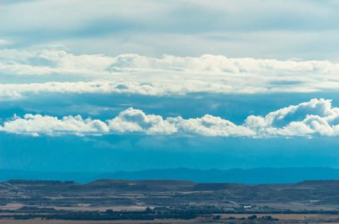 Gökyüzü bulutlarla dolu arazi manzarası