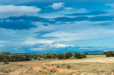 Gökyüzü bulutlarla dolu arazi manzarası